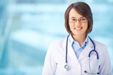Üniformalı mutlu doktor