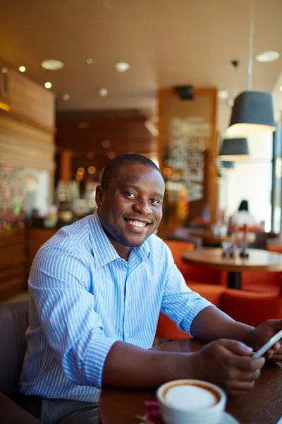 Feliz hombre de negocios sentado en la cafetería —  Fotos de Stock