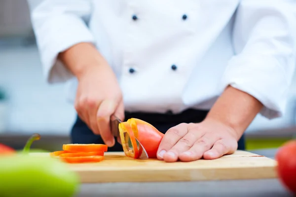 Männliche Hände bereiten Gemüse zu — Stockfoto