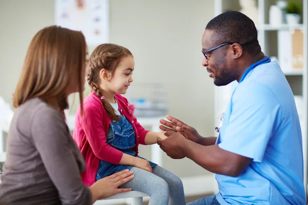 Médico examinando niña — Foto de Stock