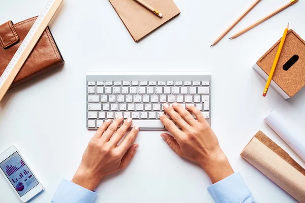 Mãos humanas digitando no local de trabalho — Fotografia de Stock