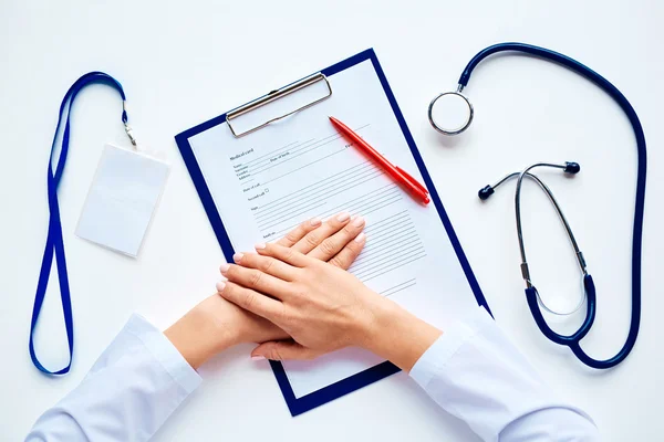 Doctor hands on medical card — Stock Photo, Image