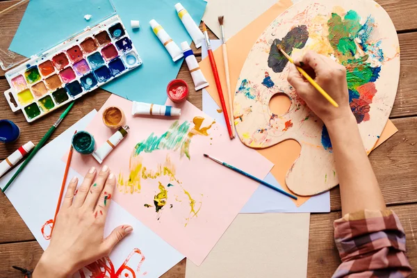 Hands painting with gouache — Stock Photo, Image