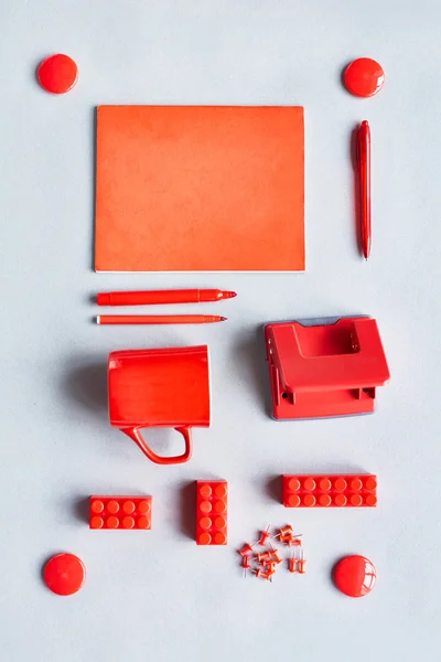 Grupp av röda kontorsmaterial — Stockfoto