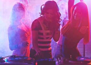 Kız Deejay donatım ayarlama