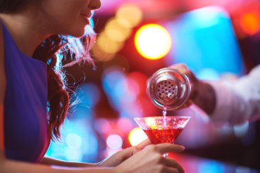 Martini cam tutan kız
