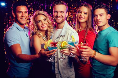 martini gözlük tutan arkadaşlar