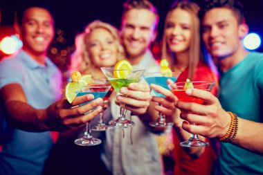 martini gözlük tutan arkadaşlar