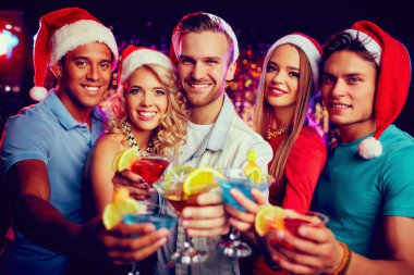 martini gözlük tutan arkadaşlar