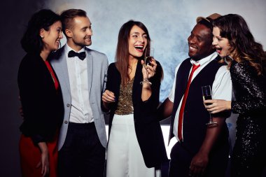 akıllı insanlar zevk parti elbise