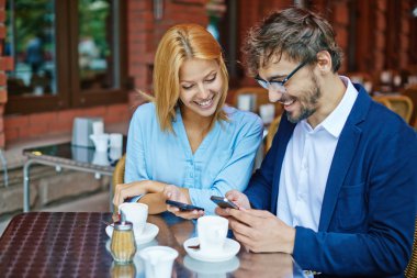 Genç çift akıllı telefonlar kullanarak