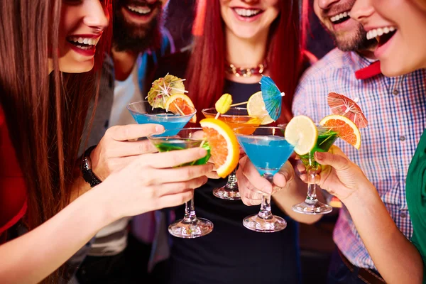 Freunde stoßen mit Cocktails an — Stockfoto