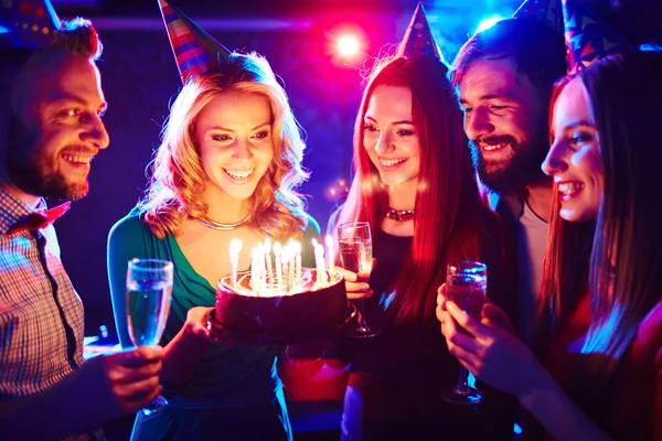 Amigos em torno de bolo de aniversário — Fotografia de Stock