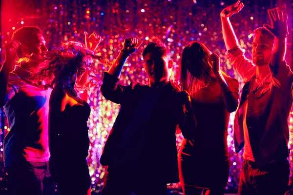 Jóvenes bailando en el club nocturno — Foto de Stock