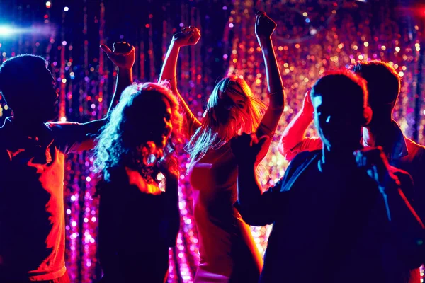 Jóvenes bailando en el club nocturno — Foto de Stock