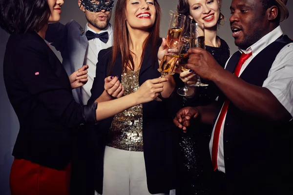 Mensen toasten met champagne — Stockfoto