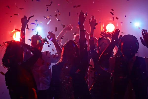 Mensen dansen in de nachtclub — Stockfoto