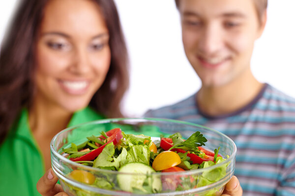 couple eating vegetable salad