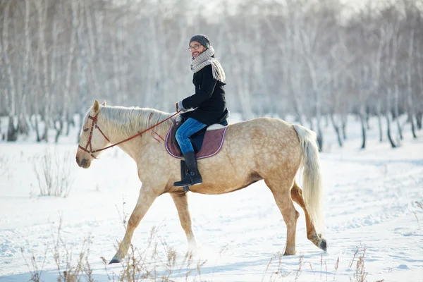 Junger Mann reitet auf Pferd — Stockfoto