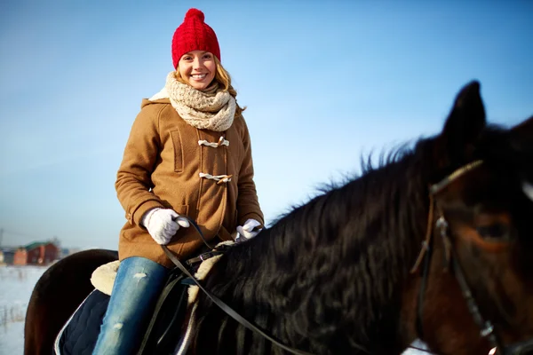 Belle fille à cheval — Photo