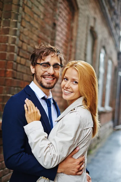 Par omfattar i höstdag — Stockfoto