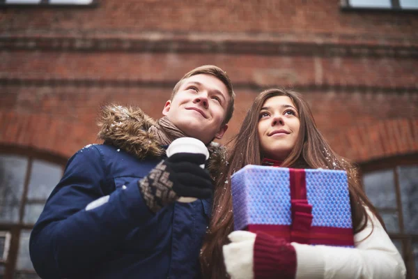 Junges Paar mit Geschenk und Kaffee — Stockfoto