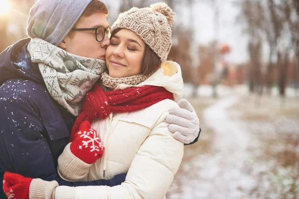 Guy kissing his girlfriend outdoors — Stock Photo, Image