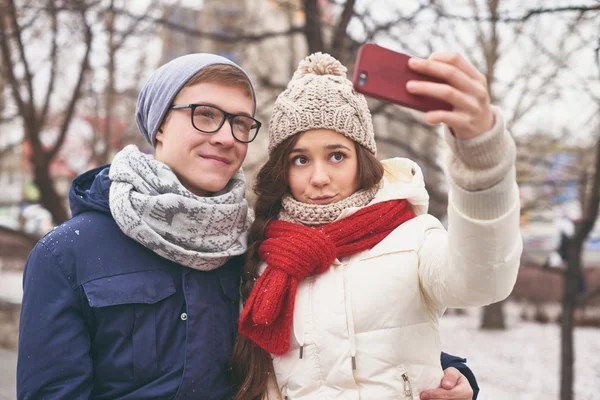 Datums in winter-wear maken selfie — Stockfoto