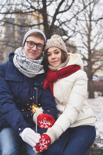 Jeunes dates avec Bengale lumière — Photo