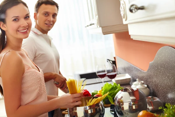 Jovem mulher cozinhar espaguete — Fotografia de Stock