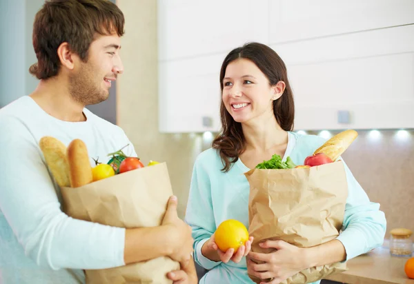 Couple holding paper packets — Stock Photo, Image