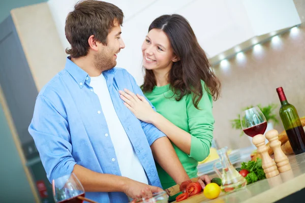 Husband cutting vegs  for salad — Stock Photo, Image