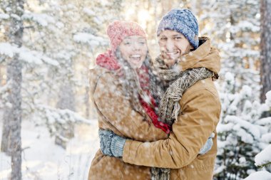 Kış parkında bir çift