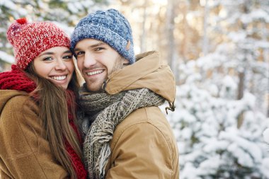 Kış parkında bir çift