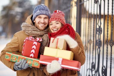 Sevdalı çift hediye kutuları ile