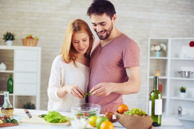 Çift koyarak marul kasenin içine kesti.