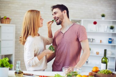 kadın kocası için maydanoz yaprak veren