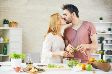 salata yemek yaparken öpüşme Çift