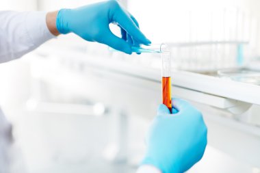 Şişeler tutan kimyager