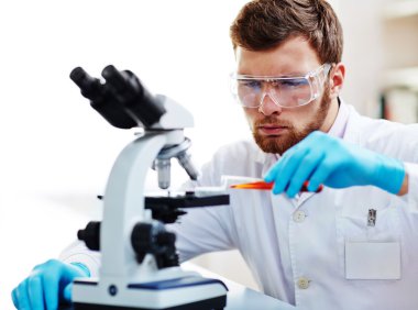 Kimyager dökme sıvı şişesi