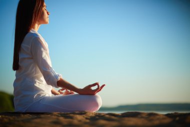 Lotus pozisyonunda oturan kadın