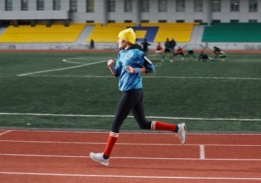 Atletizm yarış pistinde çalışan kadın