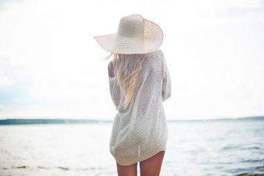 Sahilde dikilen kadın.