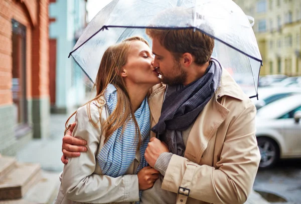 若い夫婦の共有入札キス — ストック写真