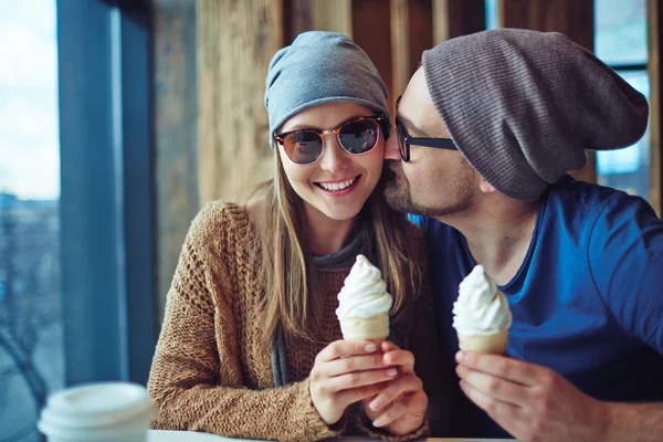 Couple amoureux ayant des glaces — Photo