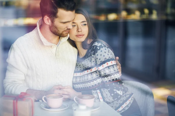 Couple se reposant dans un café — Photo