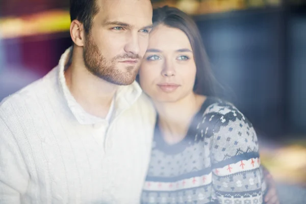 Jovem casal em camisolas — Fotografia de Stock