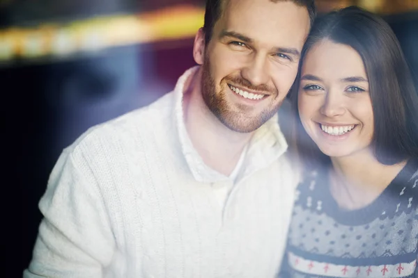 Casal afetuoso olhando para a câmera — Fotografia de Stock