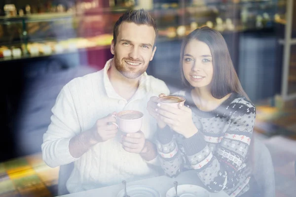 Couple détente et boire du café — Photo