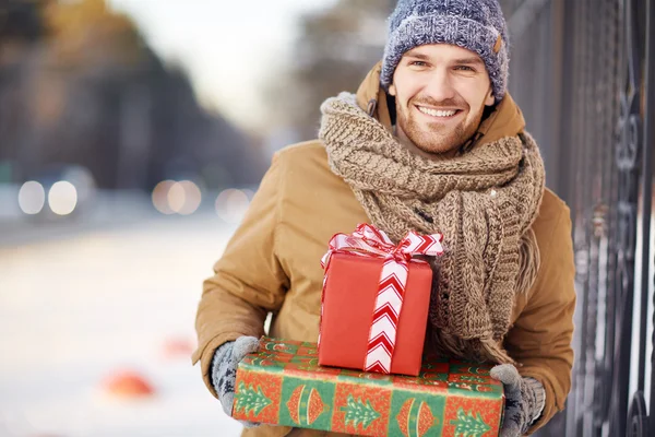 Jovem com presentes de Natal — Fotografia de Stock